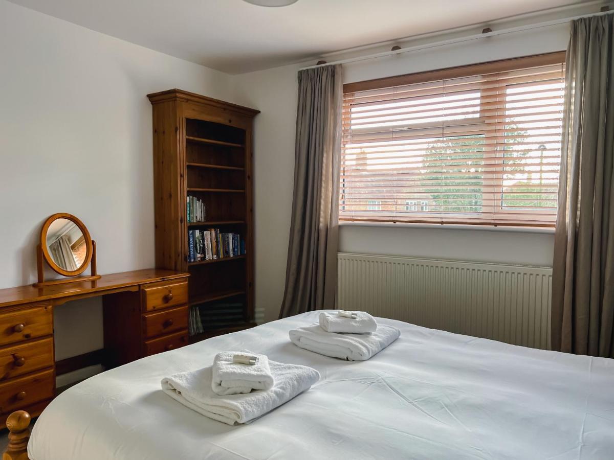 Bright & Cosy - Jacuzzi - Log Burner - King Beds Vila Tangmere Exterior foto