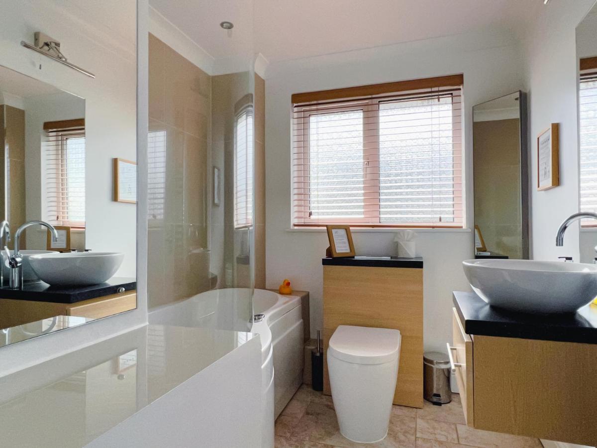 Bright & Cosy - Jacuzzi - Log Burner - King Beds Vila Tangmere Exterior foto