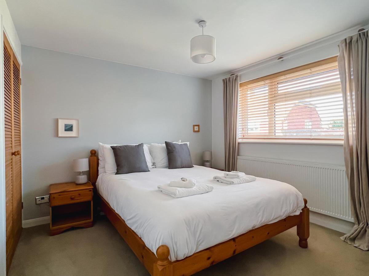 Bright & Cosy - Jacuzzi - Log Burner - King Beds Vila Tangmere Exterior foto